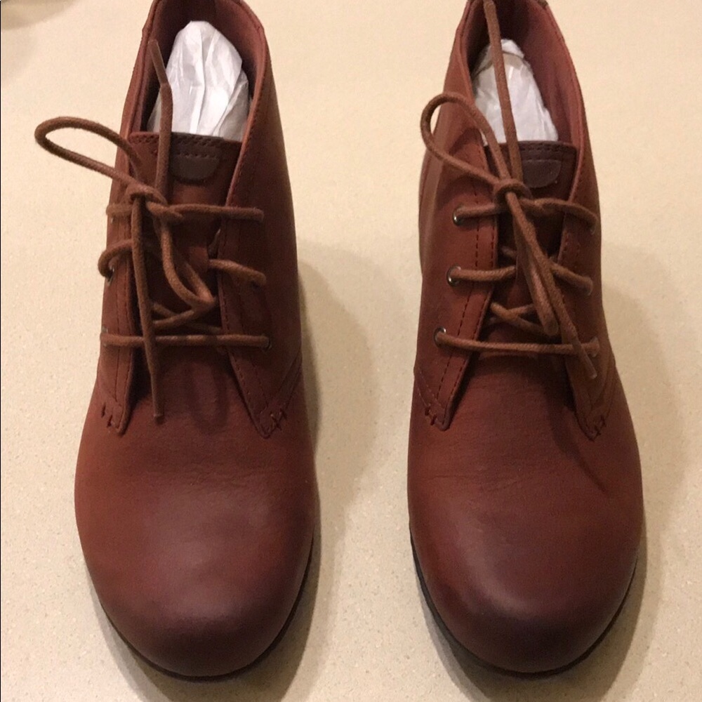 NWT-Rockport wine colored vintage style booties